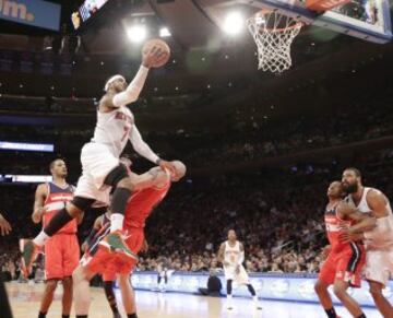 Carmelo Anthony se lanza por encima de Marcin Gortat.