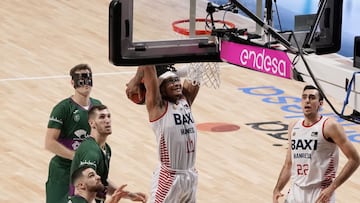 Moneke hace un mate ante la mirada de los defensores del Unicaja.