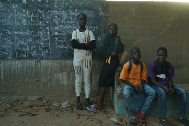 Cuatro alumnos, dos chicas y dos chicos, en el Lycée de Samba Dia, donde la proporción entre féminas y hombres está cada vez más equilibrada. Una vez llegan al colegio, se juntan para conversar antes de la bocina que marca el inicio de las clases. 