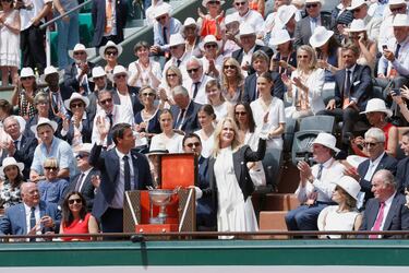 El rey emérito Juan Carlos I, a la derecha mientras Nicola Kidman baja con el trofeo.