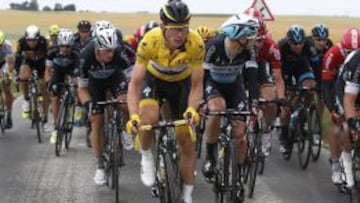 El l&iacute;der Tony Martin comanda el pelot&oacute;n en uno de los tramos de la quinta etapa del Tour de Francia.