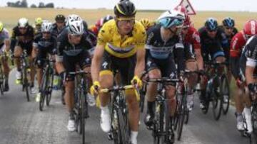 El líder Tony Martin comanda el pelotón en uno de los tramos de la quinta etapa del Tour de Francia.