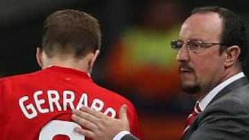 <b>LIVERPOOL 4 - ARSENAl 4.</b> Una exhibición de eficacia del ruso Andrey Arshavin, autor de los cuatro goles del Arsenal, frustraron la victoria del Liverpool que, sin embargo, se convirtió en el líder provisional de la Liga de Inglaterra por diferencia de goles con el Manchester United, que aún tiene dos partidos por jugar.