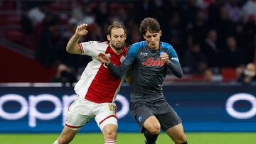 Soccer Football - Champions League - Group A - Ajax Amsterdam v Napoli - Johan Cruijff Arena, Amsterdam, Netherlands - October 4, 2022 Ajax Amsterdam's Daley Blind in action with Napoli's Alessandro Zanoli REUTERS/Piroschka Van De Wouw