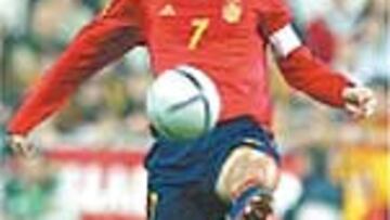 <b>RAÚL, UN PASO AL FRENTE</B>. Hoy es de esos partidos que el capitán ha de llevar a España en volandas