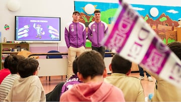 David Torres y Koke Iglesias, jugadores del Real Valladolid, con los niños del CEIP Gloria Fuertes de Tudela de Duero.