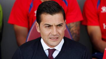 Soccer Football - La Liga Santander - SD Huesca v FC Barcelona - Estadio El Alcoraz, Huesca, Spain - April 13, 2019 Huesca coach Francisco Rodriguez REUTERS/Albert Gea