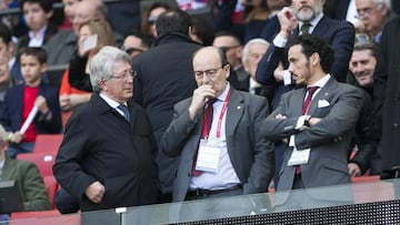 José Castro, entre Cerezo y Del Nido Carrasco.