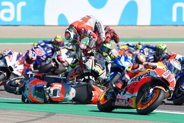 Jorge Lorenzo perdió el control de su moto en la primera curva del Gran Premio Premio de Aragón y abandonó la carrera tras una aparatosa caída. 