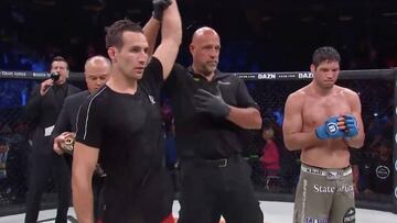 Rory MacDonald celebra su victoria sobre Neiman Gracie en Bellator 222.