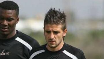 <b>DECEPCIÓN.</b> El delantero ha perdido importancia en el club según jugaba menos y está decepcionado por el trato recibido.