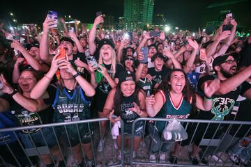 Numerosos aficionados de los Bucks salieron a las calles de Milwaukee (una ciudad del estado de Wisconsin) para celebrar el campeonato de su franquicia. Desde 1971 no conseguían el ansiado anillo. 