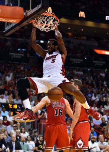 Canasta de Amar'e Stoudemire ante Pau Gasol.