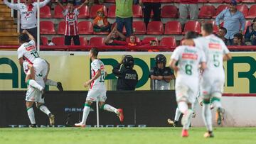 Con gol de Pablo Velázquez, los Rayos terminaron consiguiendo una valiosa victoria en casa ante los Gallos para meterse de lleno en la pelea.