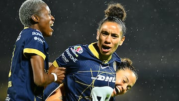 Carina Felipe celebrates her goal 1-0 of Pumas during the 12th round match between Pumas UNAM and Guadalajara as part of the Liga BBVA MX Femenil, Torneo Apertura 2024 at Olimpico Universitario Stadium on September 26, 2024 in Mexico City, Mexico.