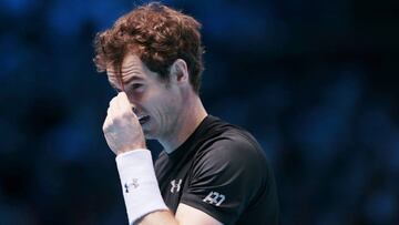 Andy Murray mide la longitud de su pelo durante su partido ante Rafa Nadal en la Copa de Maestros de 2015.