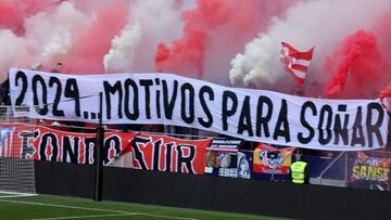 Pancarta en el Civitas Metropolitano durante el entrenamiento a puertas abiertas del Atlético de Madrid.