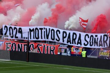 Pancarta en el Civitas Metropolitano durante el entrenamiento a puertas abiertas del Atl¨¦tico de Madrid.