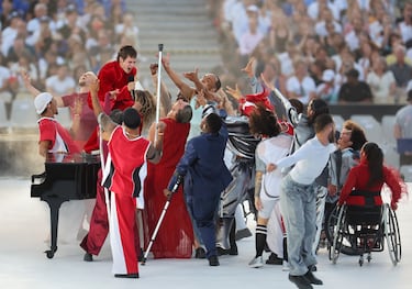 Actuación de Heloise Adelaide Letissier, cantante, autor y compositor francés, durante la ceremonia de apertura de Los Juegos Paralímpicos 2024.