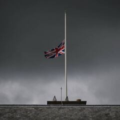 What is the Commonwealth and why was Elizabeth II the queen of Australia and Canada?