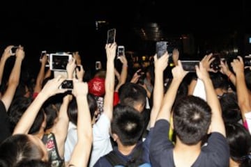 Cientos de aficionados chinos recibieron al Real Madrid.