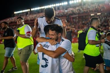 Los jugadores del conjunto blanquiazul celebran el ascenso. El Málaga es nuevo equipo de Segunda División.