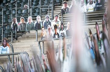 Imágenes de aficionados del Borussia Monchengladbach llenan las gradas del Borussia Park. Los seguidores del club alemán apoyan a su equipo comprando estos cartelones con sus caras y que permanecerán en el estadio hasta que vuelvan los partidos al estadio.