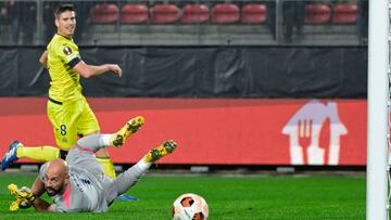 Villarreal's Spanish goalkeeper #01 Pepe Reina (R) and Villarreal's Argentine defender #08 Juan Foyth look on the ball during the UEFA Europa League group F football match between Stade Rennais (Rennes) and Villarreal CF at the Roazhon Park stadium, in Rennes, western France, on December 14, 2023 (Photo by Damien MEYER / AFP)