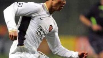 <b>UN 'DIABLO ROJO'.</b> El portugués vestirá cinco años más, en principio, la camisera de los 'red devils'.