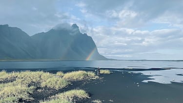 Stokksnes, la playa con auroras boreales junto a una montaña negra digna de una película de fantasía
