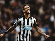 El canterano del Real Madrid antes de llegar a St. James Park pasó por Eintracht Fráncfort, TSG 1899 Hoffenheim, Hannover 96, RC Deportivo de La Coruña y Stoke City. En la temporada 2017/18 fichó por el Newcastle a cambio de 5,50 millones de euros. Tras dos años en el club inglés volvió a LaLiga para defender la camiseta del Deportivo Alavés.