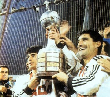 Rubén Espinoza, campeón de América el '91 con Colo Colo, hizo en total 13 goles, nueve con los albos y cuatro con Católica.