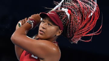 Naomi Osaka devuelve una bola durante su partido ante Marketa Vondrousova en los Juegos Ol&iacute;mpicos de Tokio.