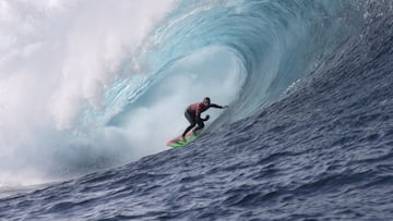 Joan Duru surfeando un tubo puntuado con un 10 en el 8º Lanzarote Quemao Class, el martes de diciembre del 2023 en La Santa, Tinajo.