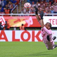 Efraín Álvarez falla penal y Chivas empata con Tigres