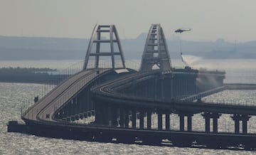 El Puente de Crimea es el más largo de Europa y uno de los más estratégicos del continente. La NAK, Comité Nacional Antiterrorista de Rusia, ha informado de una explosión de un camión la cual ha provocado el incendio de varios tanques.