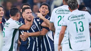 Referee Cesar Arturo Ramos shows red card to Lucas Ocampos of Monterrey during the 17th round match between Monterrey and Leon as part of the Liga BBVA MX, Torneo Apertura 2024 at BBVA Bancomer Stadium on November 10, 2024 in Monterrey, Nuevo Leon, Mexico.