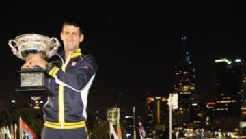 Novak Djokovic, con el trofeo del Open de Australia. 
