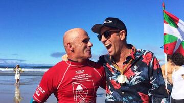 Aitor Francesena 'Gallo' se abraza a Ibon Illarramendi tras salir del agua y ser coronado como campeón del mundo de surf en categoría 'discapacitados visuales' en el ISA World Adaptive Surfing Championship disputado en La Jolla (California).