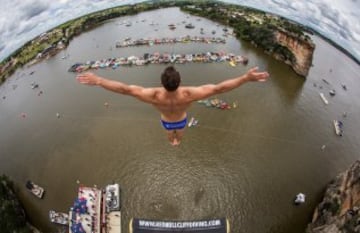 El saltador checo Michal Navratil debió experimentar lo que Leonardo DiCaprio en la película El lobo de Wall Street cuando se dirigía a sus empleados. El checo participaba en una prueba en Texas.  