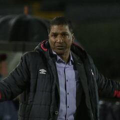 Oficial: Alexis García deja de ser técnico de Santa Fe