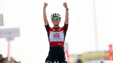 Pogacar celebra su victoria en Jebel Hafeet.