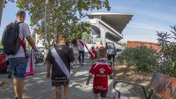 Una familia de rayistas, de camino al estadio de Vallecas.