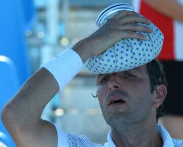 Julien Benneteau con una bolsa de hielo para combatir las altas temperaturas. Desde el primer día de competición el Abierto de Australia está registrando temperaturas que superan los 40ºC por la ola de calor que afecta a Melbourne.