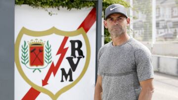 Paco Jémez posa para AS frente al escudo del Rayo.