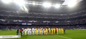 Saludos de los equipos en el centro del campo.