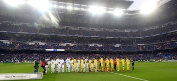 Saludos de los equipos en el centro del campo. 