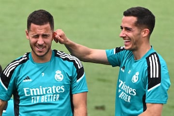 Hazard y Lucas V&aacute;zquez bromean durante el entrenamiento del pasado martes.