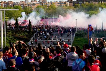 Caluroso recibimiento de los aficionados colchoneros al autobús rojiblanco en los aledaños del estadio Cívitas Metropolitano.