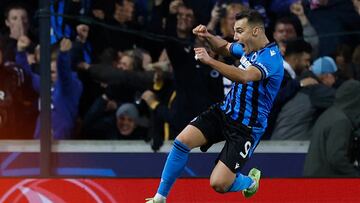 Club Brugge's Spanish forward Ferran Jutgla celebrates scoring his team's second goal during the UEFA Champions League group B football match between Club Brugge and Atletico Madrid at the Jan Breydel stadium in Bruges on October 4, 2022. (Photo by Kenzo TRIBOUILLARD / AFP)